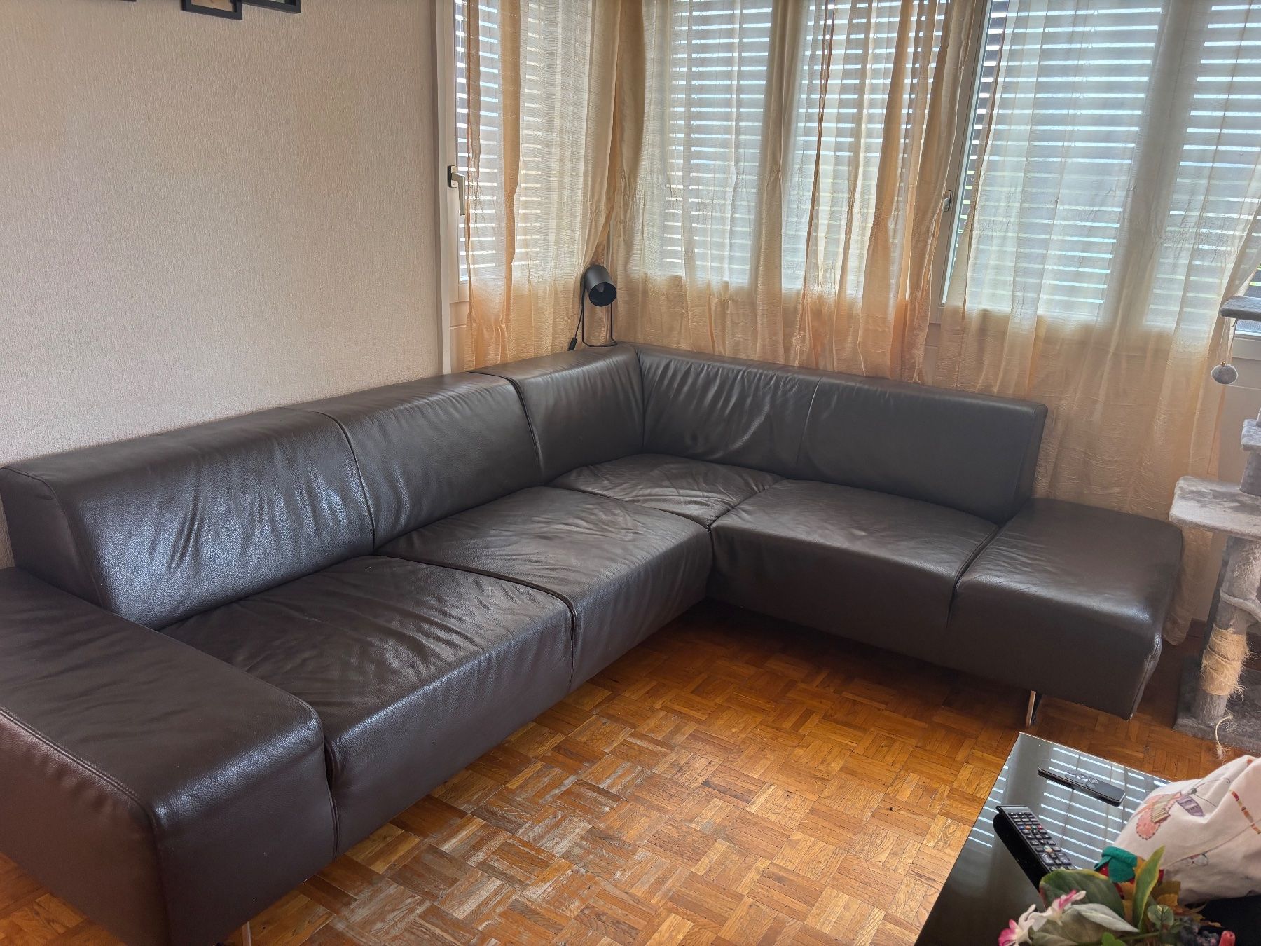 Sofas: Canapé d’angle noir – D'occasion à Lausanne par Anna-MariaR
