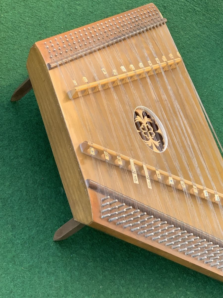 Strumenti musicali: Hackbrett „Musima“ mit Koffer  – Usato da Wangen b. Olten venduto da Finolino28 6