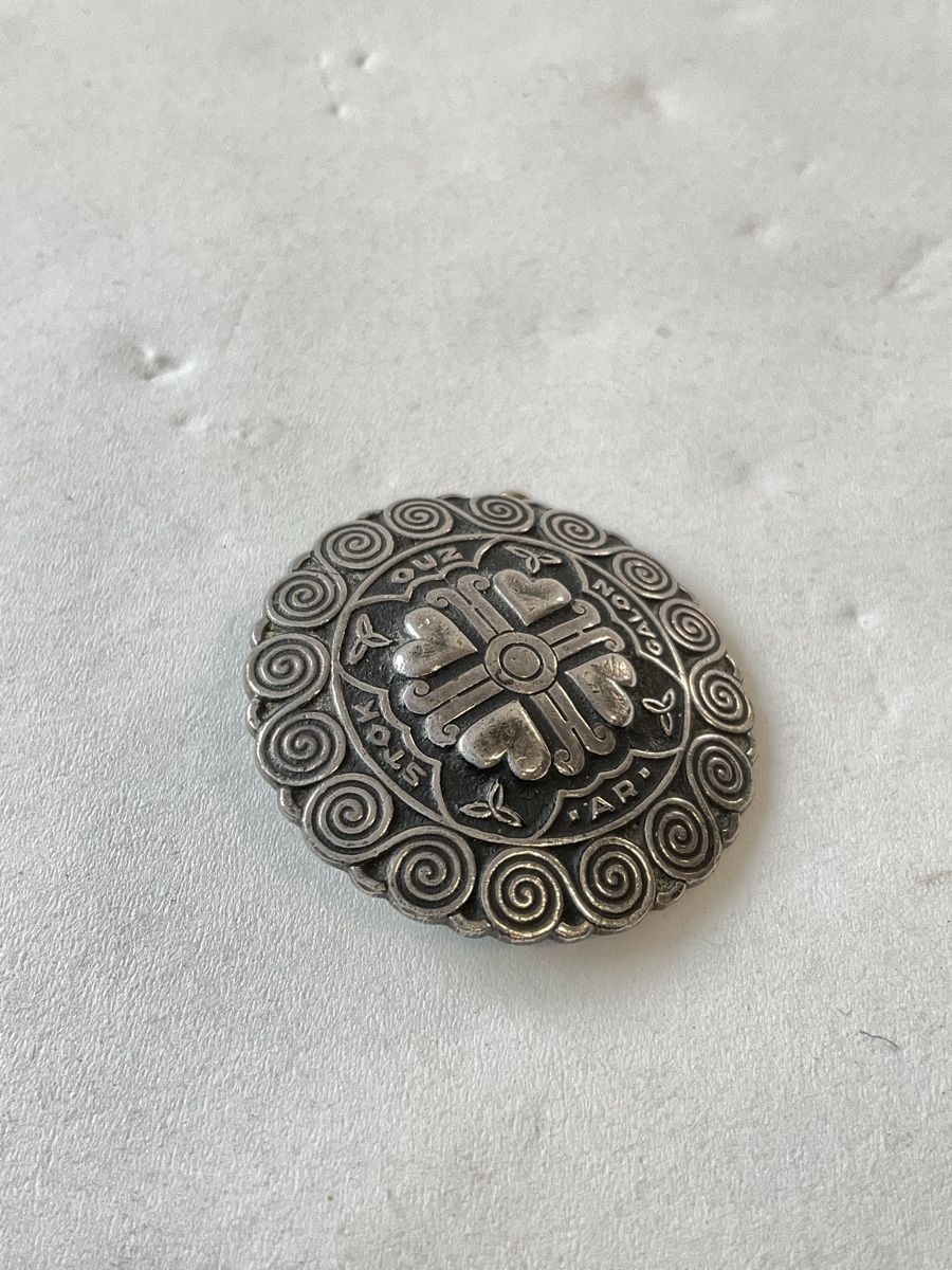 Broschen & Nadeln: Ancienne broche, argenté P.Peron Kelt – Gebraucht aus Malleray von Robot12 1