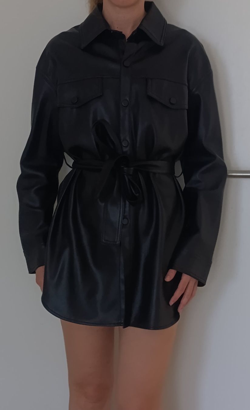 Zara Chemisiers: Bluse/Jacke in Lederoptik Gr. 34 – D'occasion à Dietikon par iksan