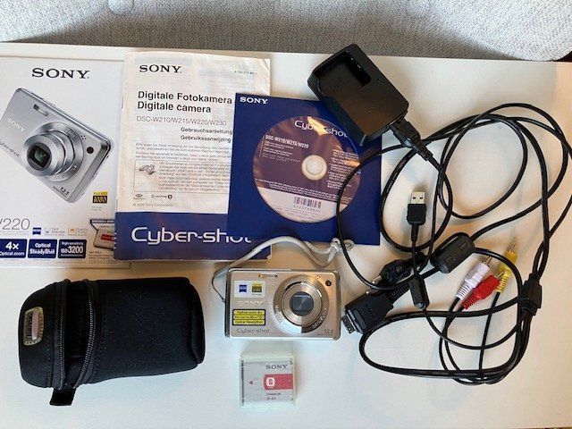 Sony Fotocamera: Sony Digitalcamera DSC-W220 mit Zubehör – Usato da Solothurn venduto da ikebana9 5