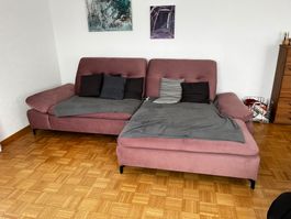 Trendiges Sofa in Altrosa mit Relaxfunktion zu verkaufen!