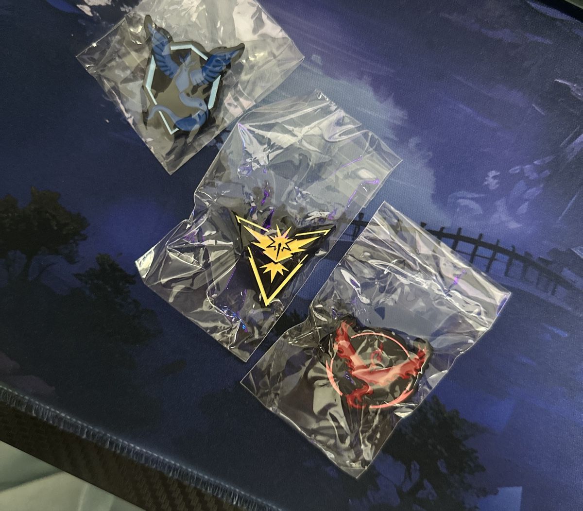 Pokémon Spille & Fermagli: Pokémon Go: Team Pins – Nuovo (secondo la descrizione) da Märstetten venduto da Tharany0