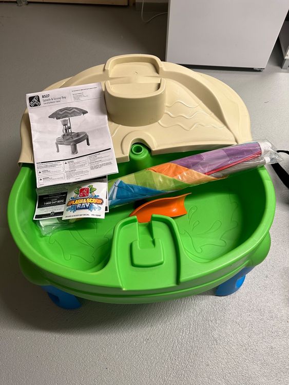 AIYAPLAY Kinder-Picknicktisch Mit Sand- & Wassertisch – Inkl. Bänken, Sonnenschirm & Boxen, Für Draußen (3-6 Jahre)