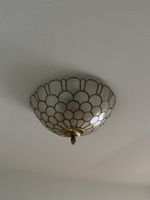 Deckenlampe weiss/messing Jugendstil mit Muschel-Applikation