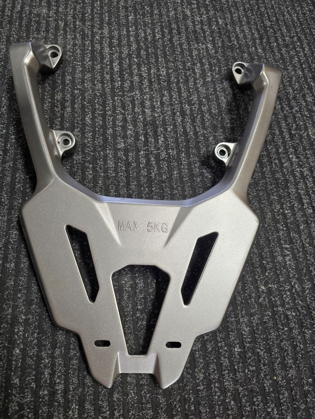 Sym Tutti pezzi di ricambio per scooter: PORTE BAGAGES SYM ADX 125 – Usato da Yverdon-les-Bains venduto da MotoFactory.