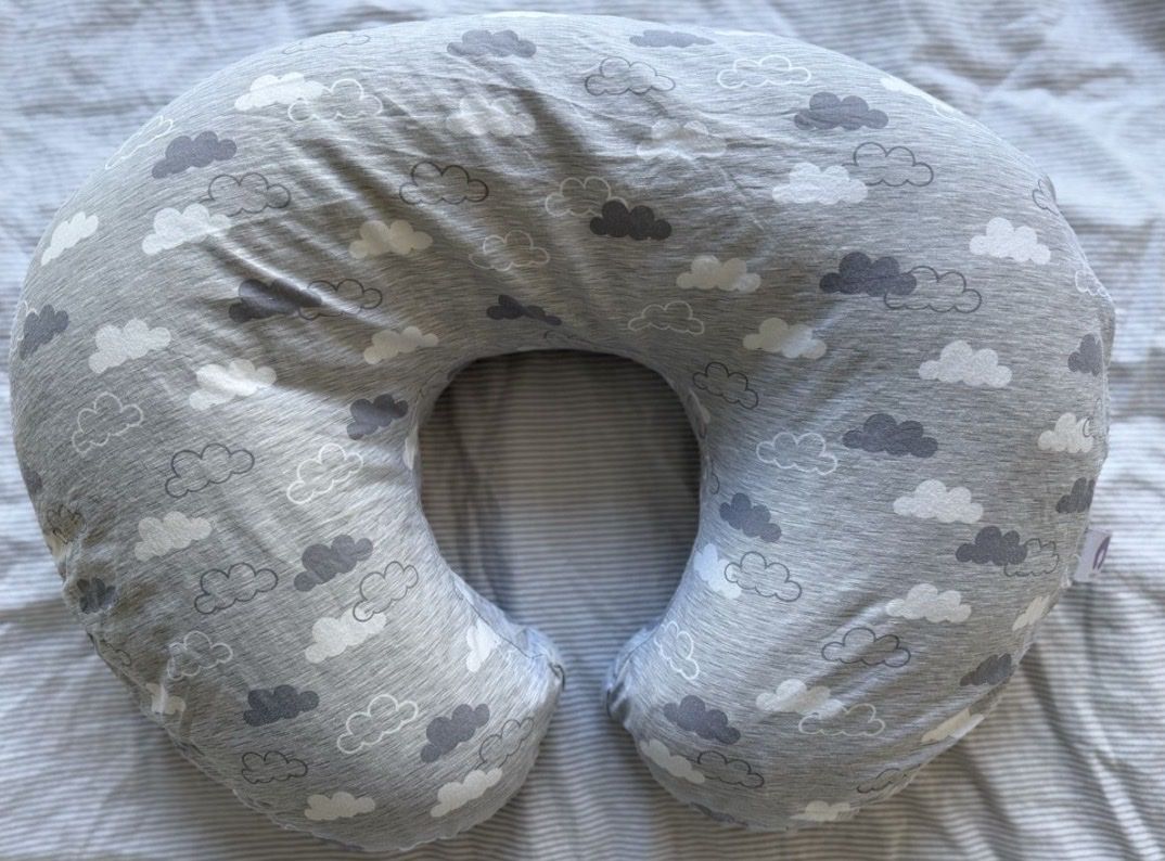 Boppy Cuscini: Boppy Nursing Pillow Grey Clouds Pattern U-Shaped Cushion – Usato da Männedorf venduto da aztamindenet 1