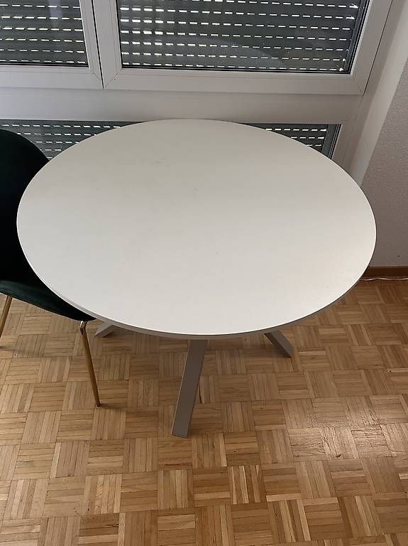 Tavoli: Esstisch rund mit drei Stühlen – Usato da St. Gallen venduto da maureen.r