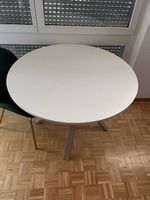Esstisch rund mit drei Stühlen