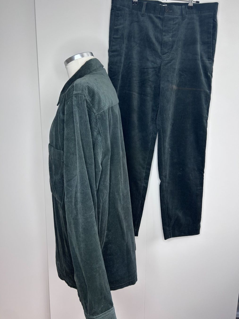 Cos Giacche: Cos Cordjacke und Cordhose Set – Nuovo (secondo la descrizione) da St. Gallen venduto da look-twice 1