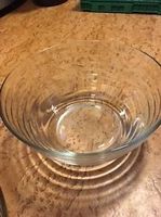 Mehrere Salatschüsseln aus Glas. Preis ist pro Stück.