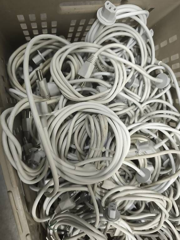 Apple Câbles: 50× Apple Stromkabel mit Schweizer Stecker (1,8 m – D'occasion à Binningen par saviola01 2