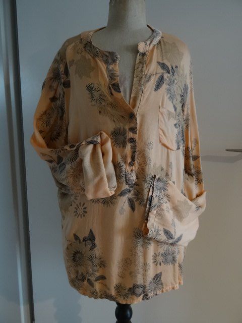 Lotti di vestiti: 2 leichte Pulli 2 Blusen – Usato da Bazenheid venduto da Aebi55 2