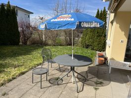 Tisch inkl. 2 Stühlen und Sonnenschirm