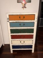 Buntes Wandregal im Vintage-Stil, Shabby Chic Look