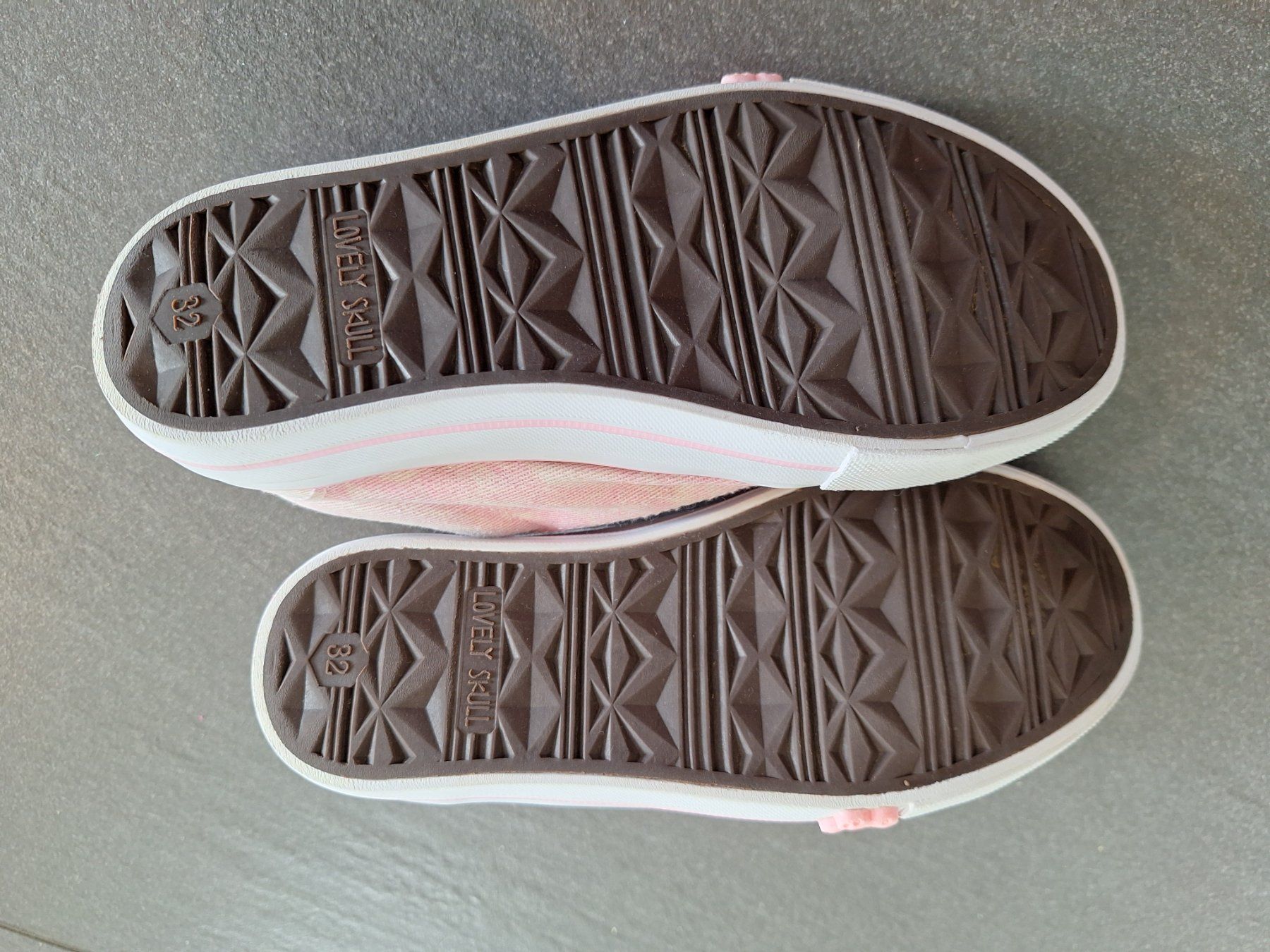 Scarpe per ragazze: Mädchen Stoffschuhe Gr. 32 – Usato da Brittnau venduto da Norge77 2