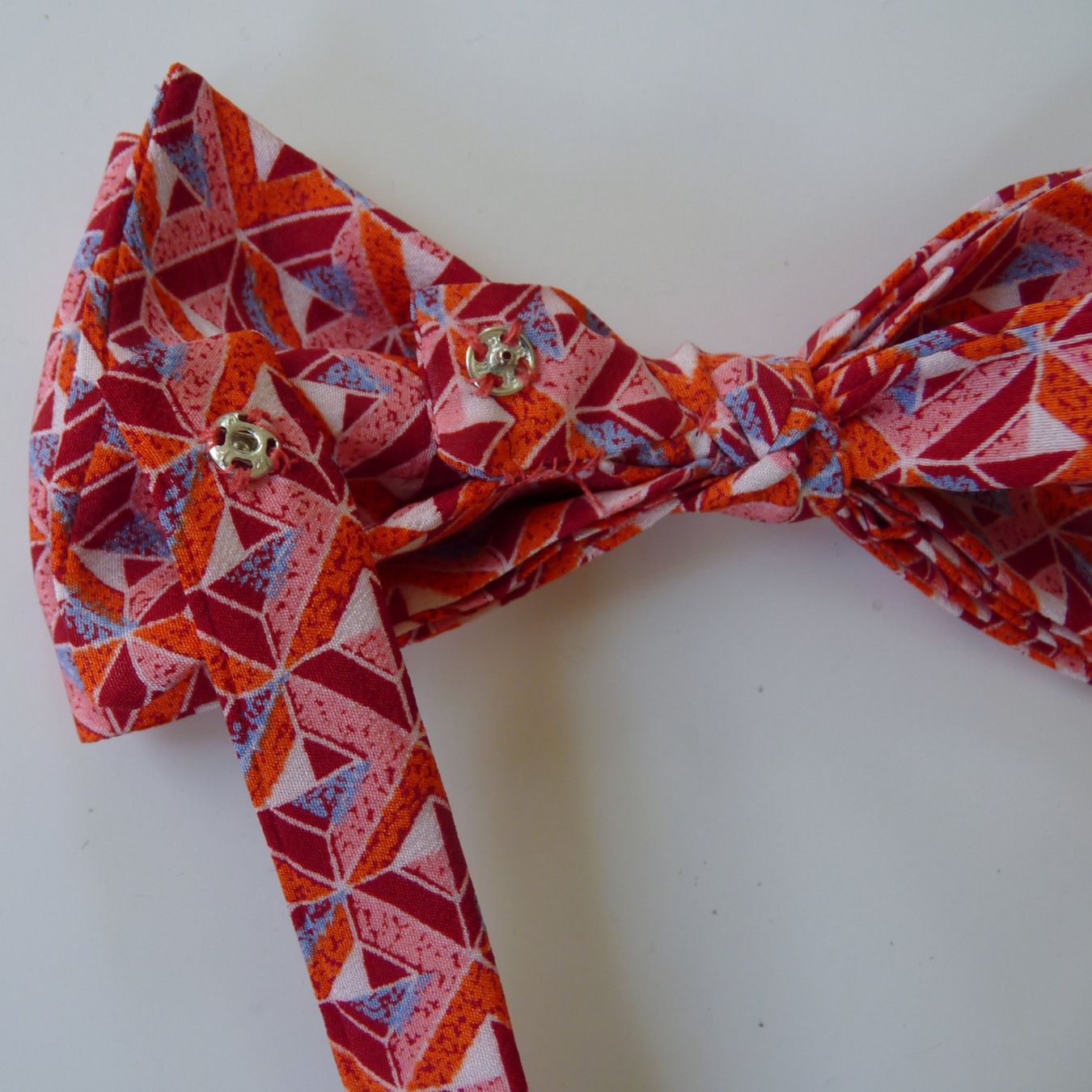 Krawatten: Fliege Seide rot abstraktes Muster handmade by Silvia-K – Neu (gemäss Beschreibung) aus Brüttisellen von Buxus 1