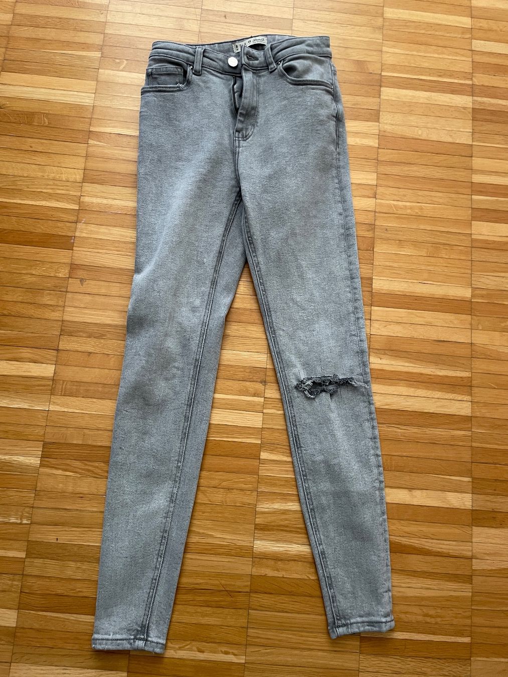Jeans: Jeans grau - EU 36 – D'occasion à Neftenbach par Justine76