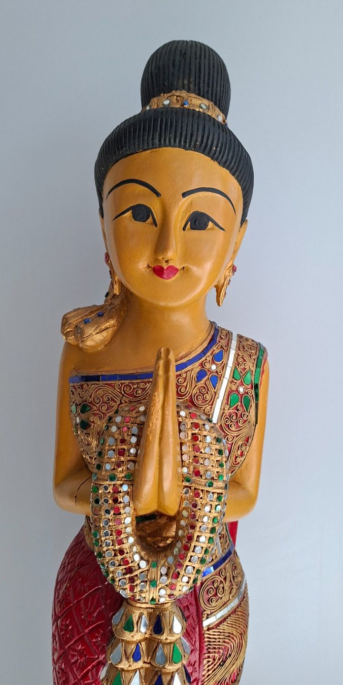 Statuette: Geschnitzte Holzfigur Thai-Dame, Handarbeit, Deko ca 128cm – Usato da Opfikon venduto da Diversamente 1