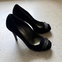 Schwarze «peeptoe» Stilettos, Navyboot, Veloursleder, Satin