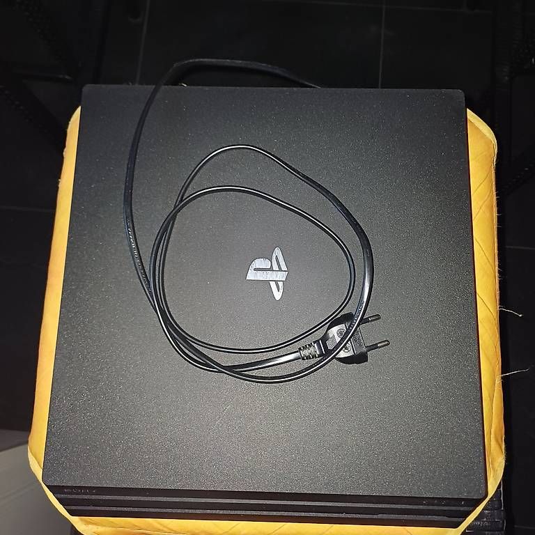 Sony Console: PlayStation 4 PRO – Usato da Bex venduto da Sakito 1