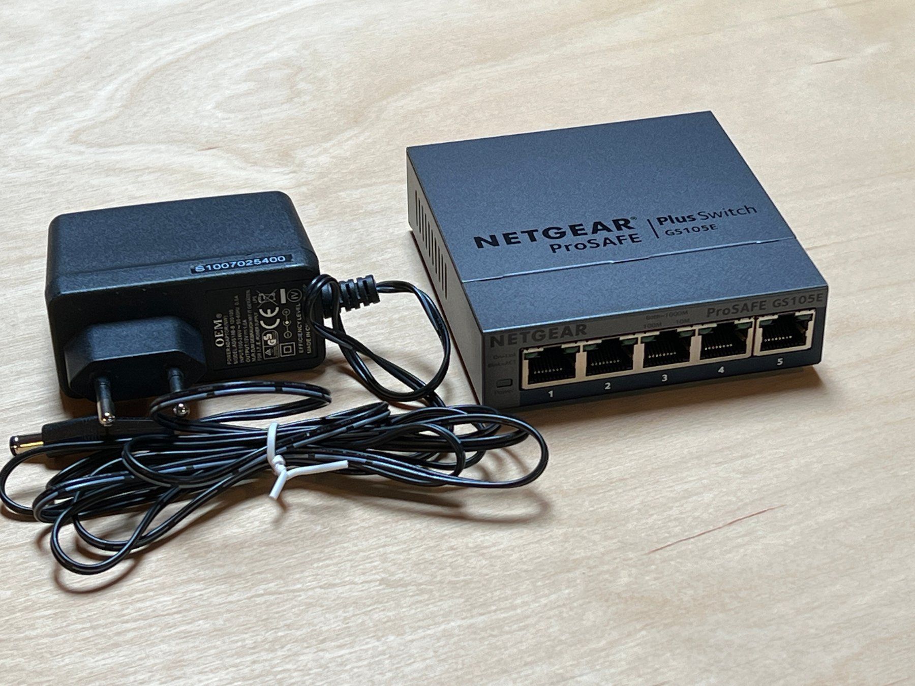 Netgear Hubs & Switches: Netgear / ProSAFE Plus 5-Port Gigabit-Switch GS105Ev2 – Gebraucht aus Gebenstorf von  4