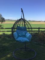Gut erhaltener Hängesessel mit Kissen und Sitz
