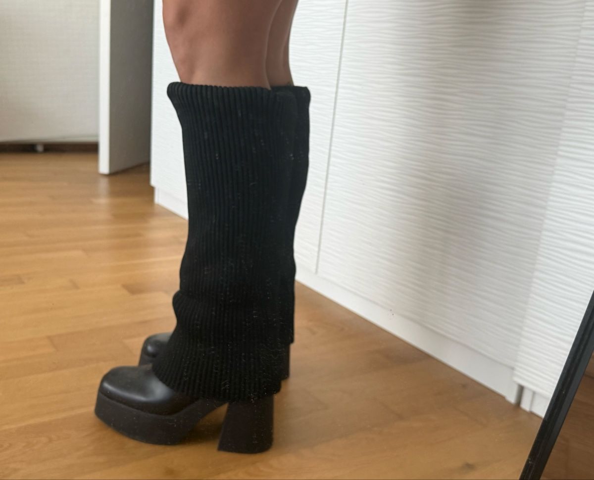 Bershka Scarpe da donna: Schwarze Strickstiefel Grösse 38 – Usato da Kradolf venduto da lar_fbp9 2