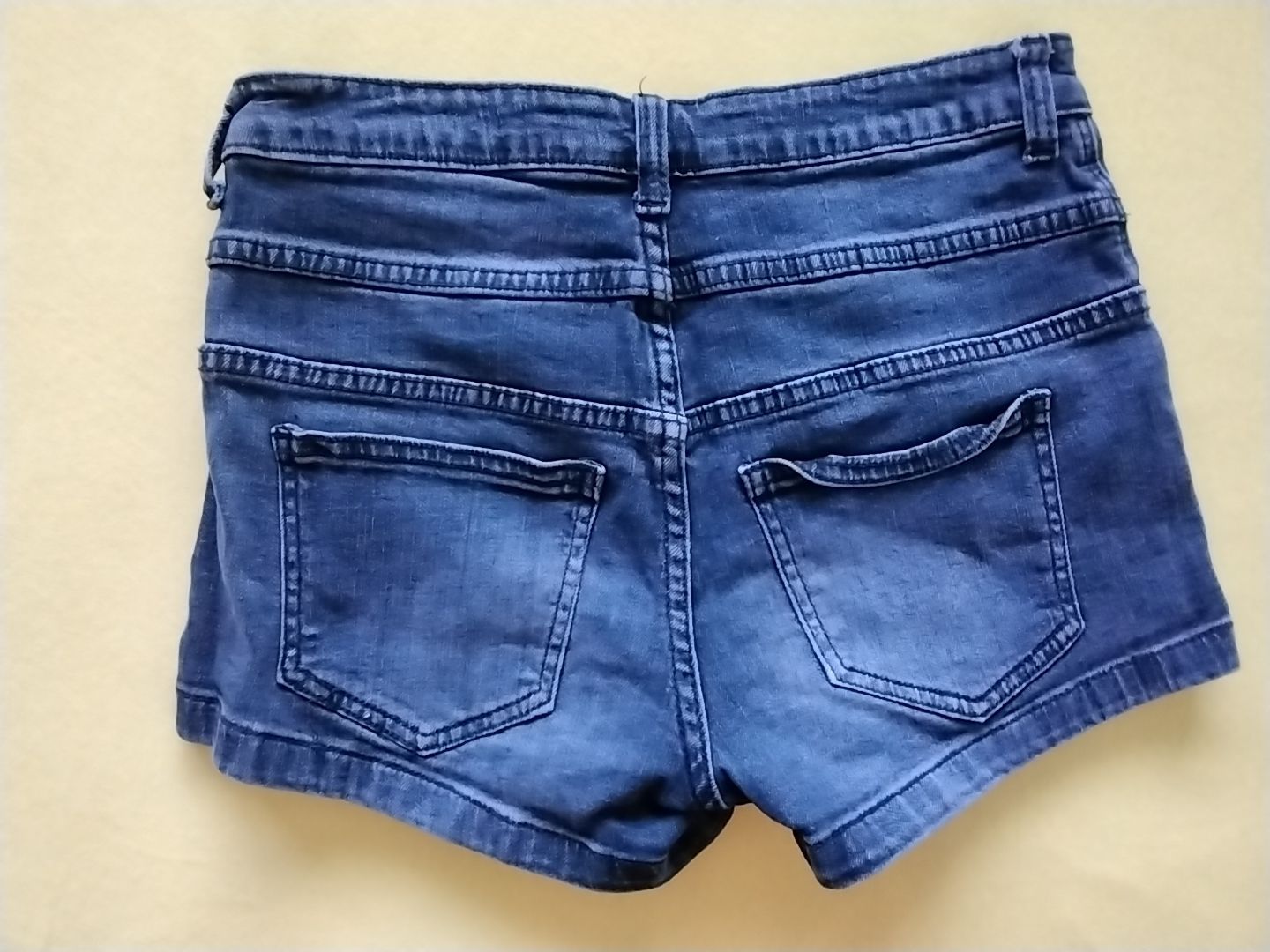 Pantaloni: Shorts Gr. 34 mit hohem Bund – Usato da Balterswil venduto da Meerdeern 1
