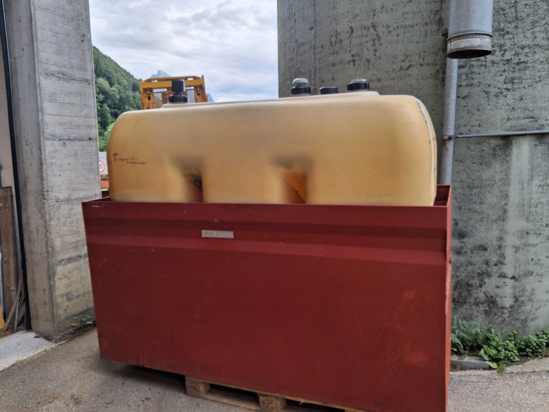 Altro in Utensili da giardino: Heizöltank 2000l – Usato da Raperswilen venduto da Arcas1987