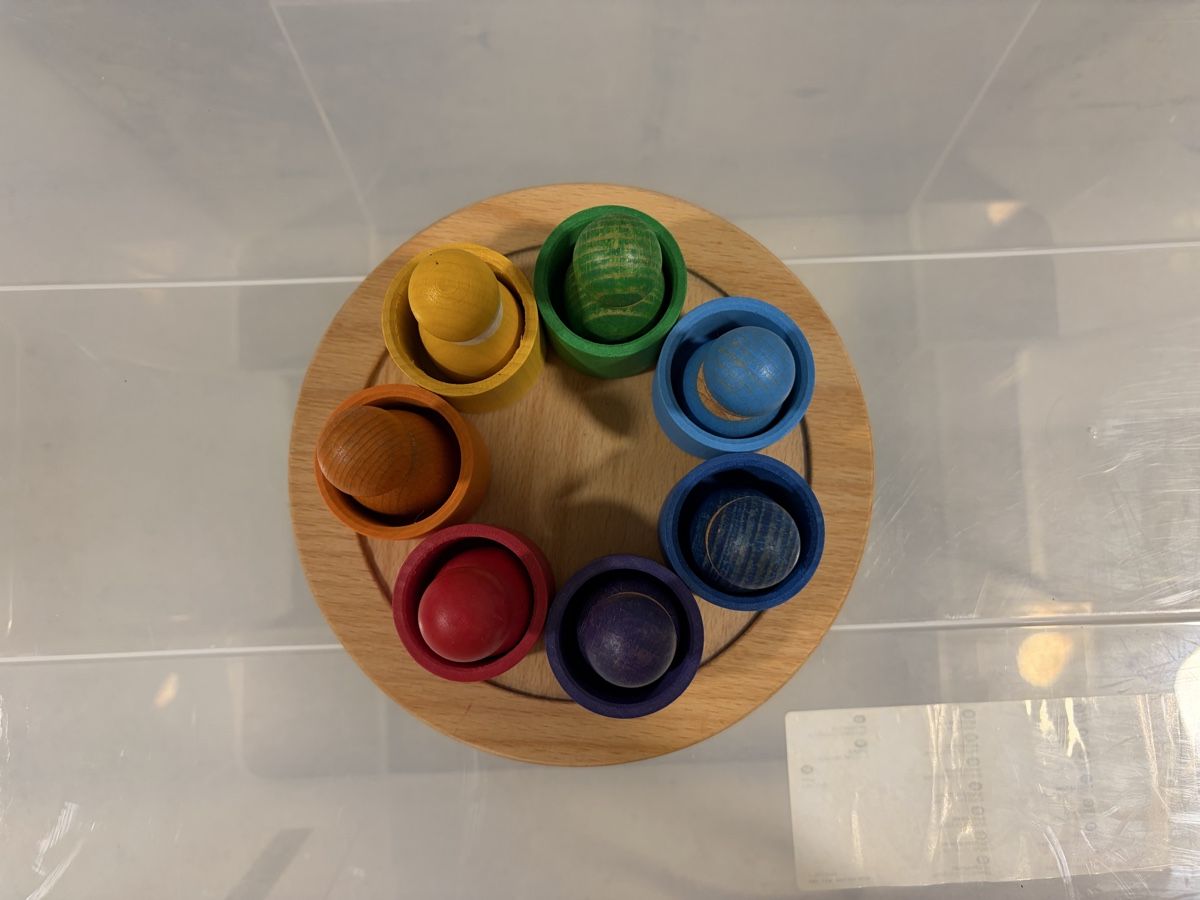 Giocattoli: Grimm's Regenbogenfreunde 7 Freunde mit Holzschälchen – Usato da Nänikon venduto da schtern 1