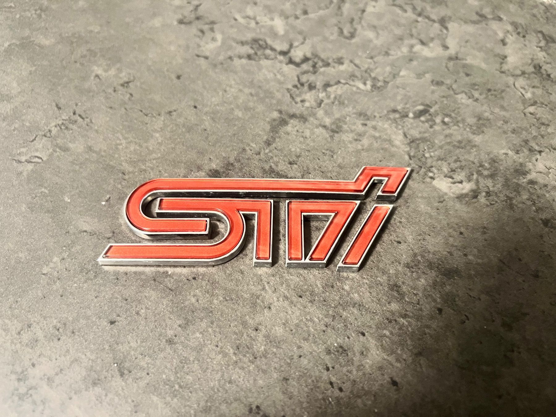 Subaru Sonstiges Fahrzeugzubehör: Subaru STI Emblemlogo rot silber – Gebraucht aus Bern von No1e