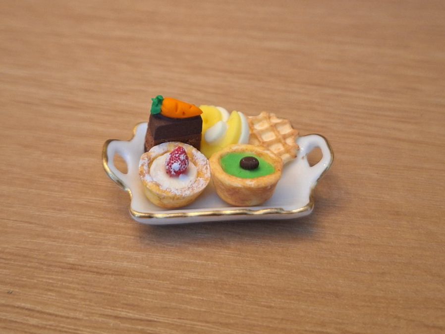 Case e mobili per bambole: Handmade Desserts auf Keramik Tablett – Nuovo (secondo la descrizione) da Zürich venduto da HandmadeTinyFood 2