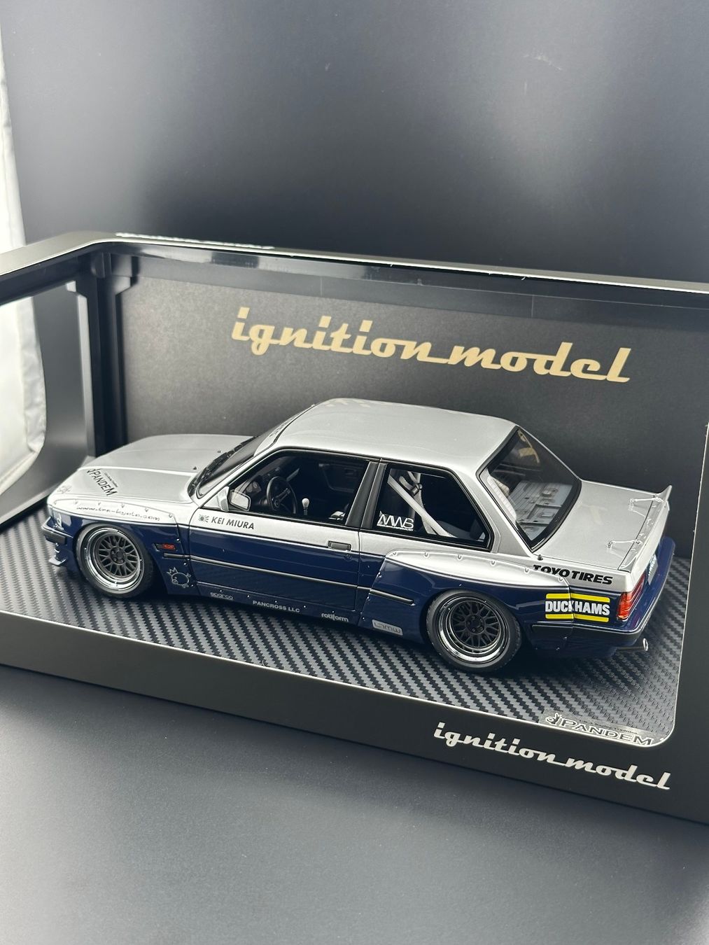 BMW Modellini d'auto: BMW M3 30 Pandem Silver / Blue 1:18 Ignition Model – Nuovo e nell'imballaggio originale da Obergerlafingen venduto da collector-shop.ch 2