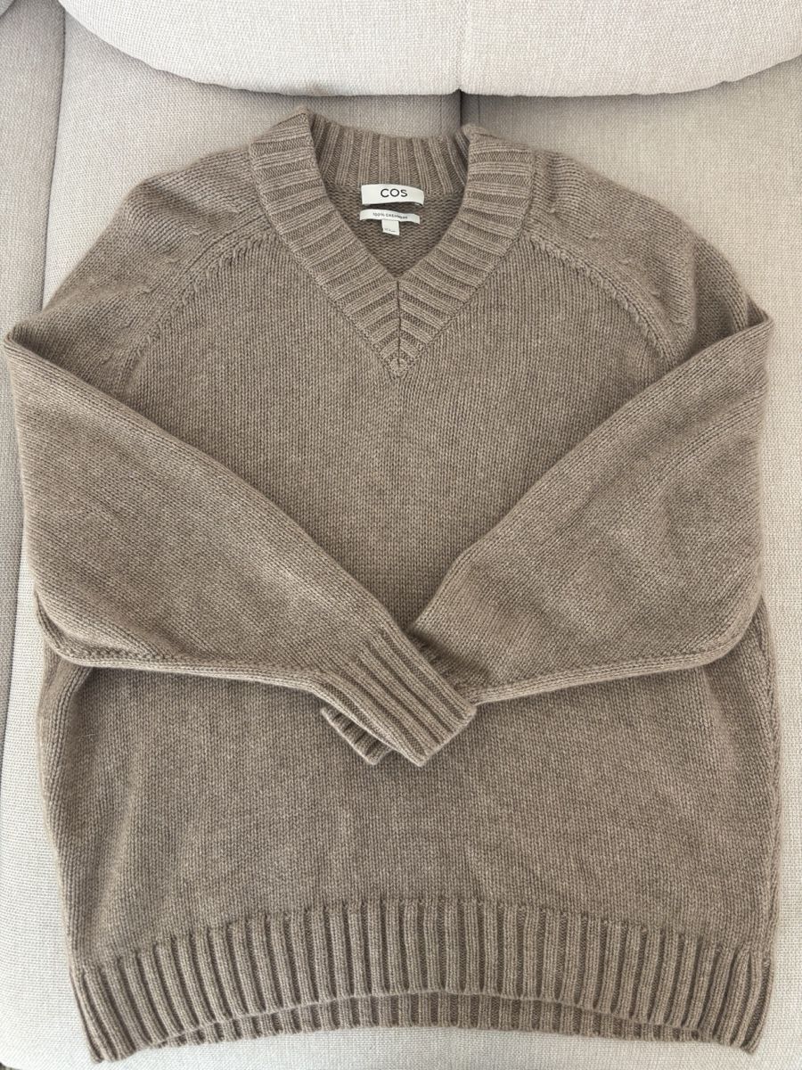 Cos Maglioni & Felpe: COS Kaschmir Pullover mit V-Ausschnitt, Grösse M, Beige – Usato da Küsnacht ZH venduto da jes_j5zx