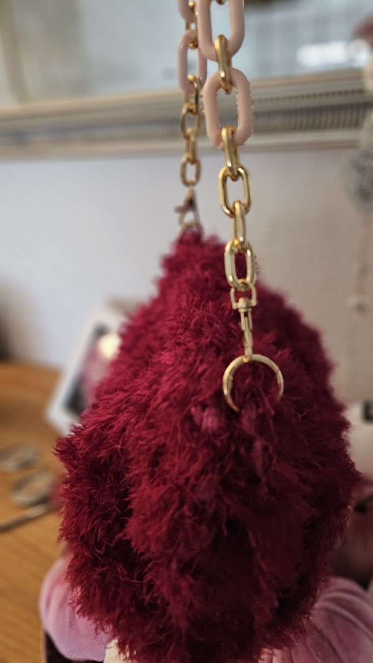 Taschen für Damen: Handtasche Clutch rot und fluffig – Neu und originalverpackt aus Fehraltorf von lisam16 1