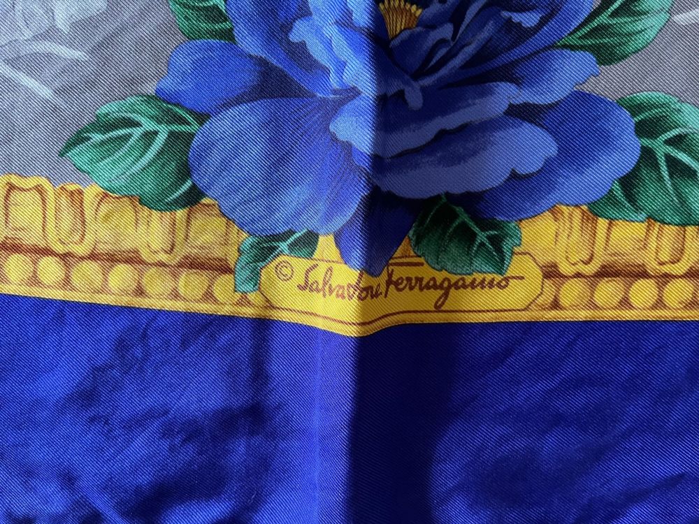 Big silk foulard Salvatore Ferragamo 2