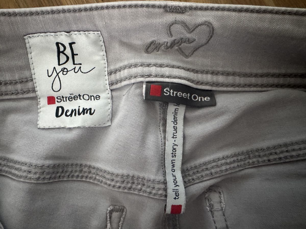 Jeans: hellgraue halblange Jeans 28/22 – D'occasion à Münsingen par sam_528s 4