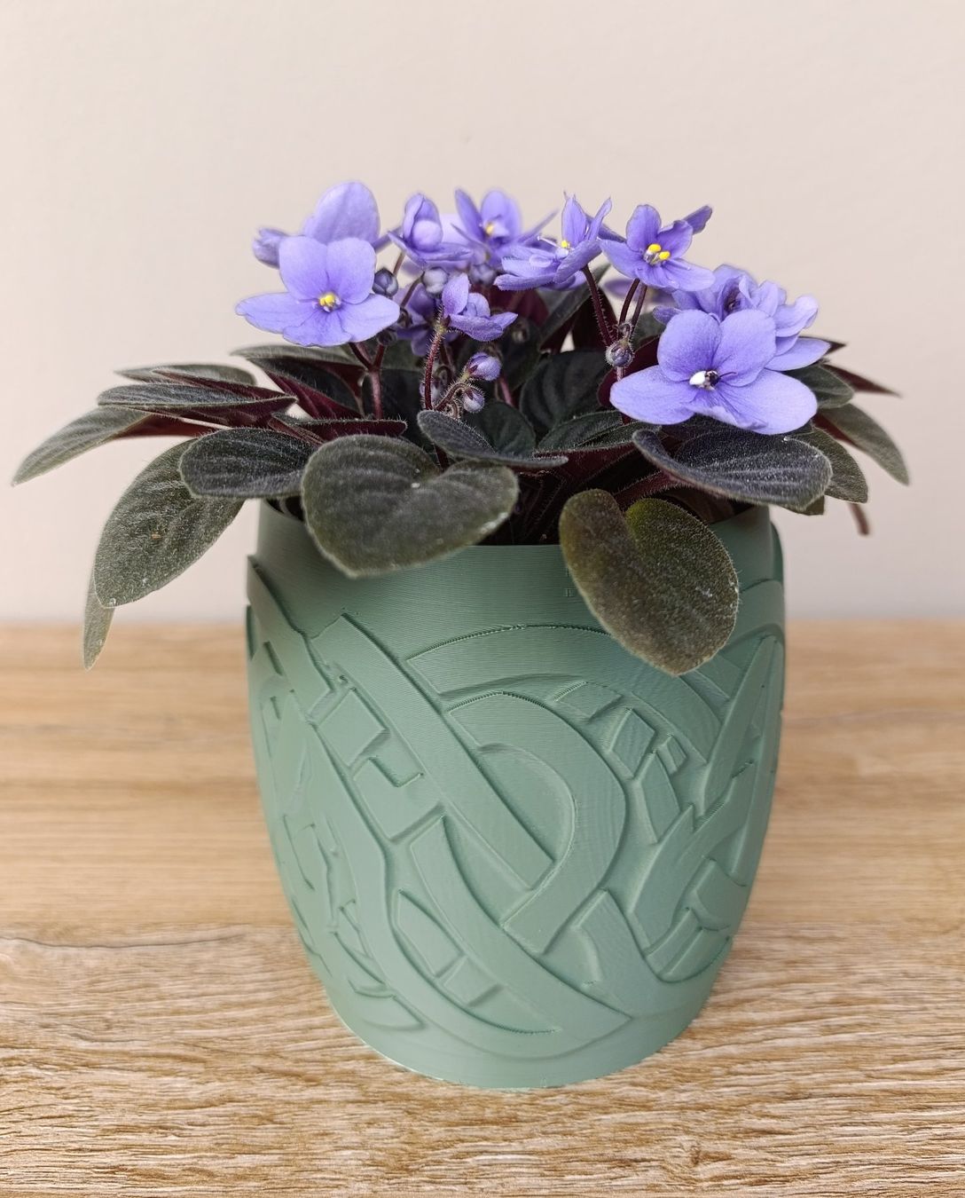 Blumentöpfe: Blumentopf im keltischem Motiv – Neu (gemäss Beschreibung) aus Brig von Polymita 2