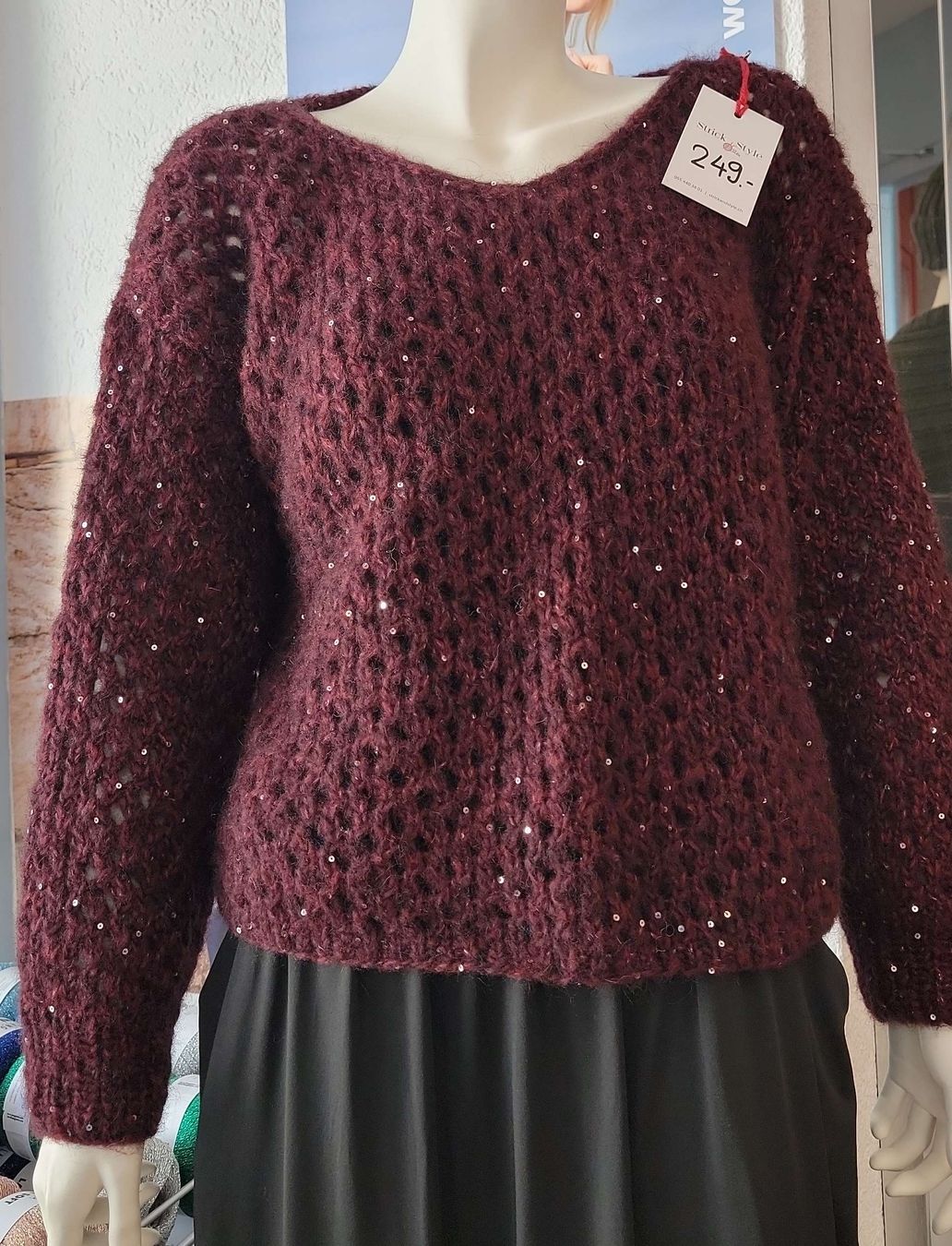 Pullover & Sweatshirts: Damen Strickpullover bordeaux mit Pailletten neu – Neu und originalverpackt aus Reinach BL von BerCHBer
