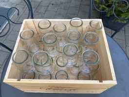 30 leere Toni Joghurt Gläsli als Deko, mit Weinkiste