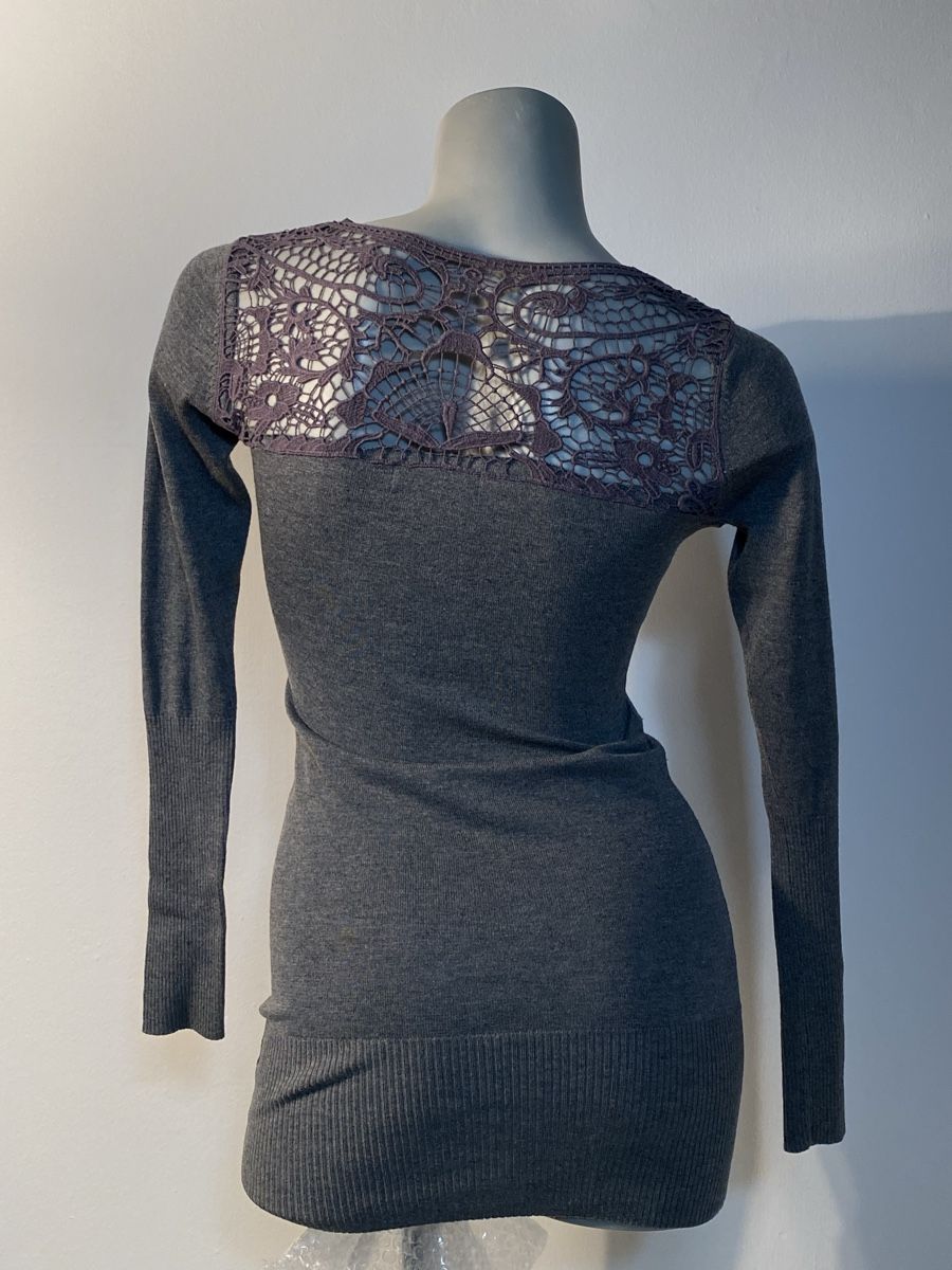 Maglioni & Felpe: Papillonne Pullover , Grau, Spitze am Rücken, Grösse S – Usato da St.Gallen venduto da Schischi86