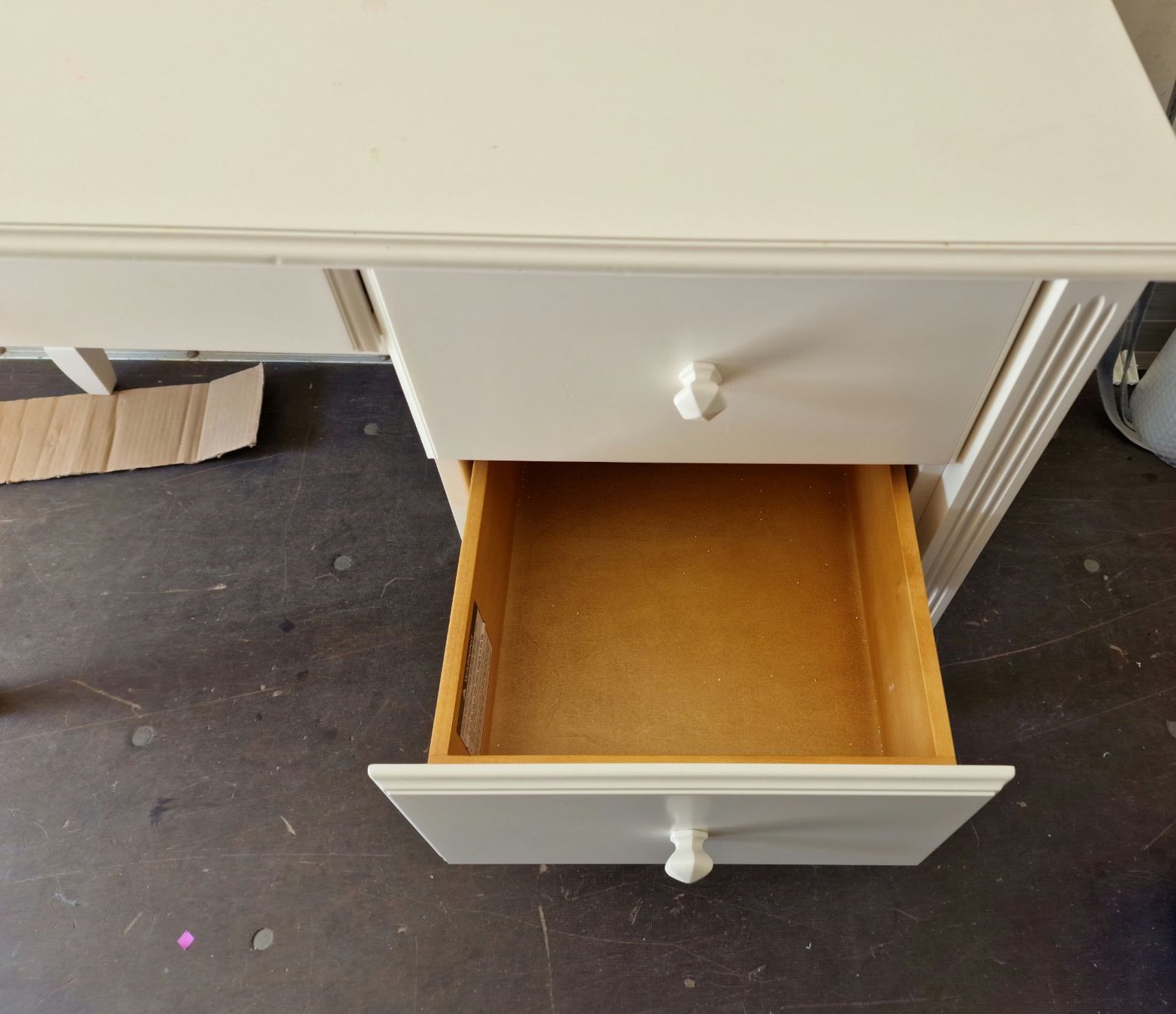 Scrivanie: White Desk with 3 Drawers in good Condition – Usato da Killwangen venduto da bmy_5rtt 4