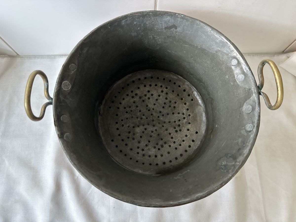 Pentole: Antikes Kupfer-Löcherbecken mit Messinggriffen D. ca. 30 cm – Usato da Zürich venduto da Chaeffeler 1