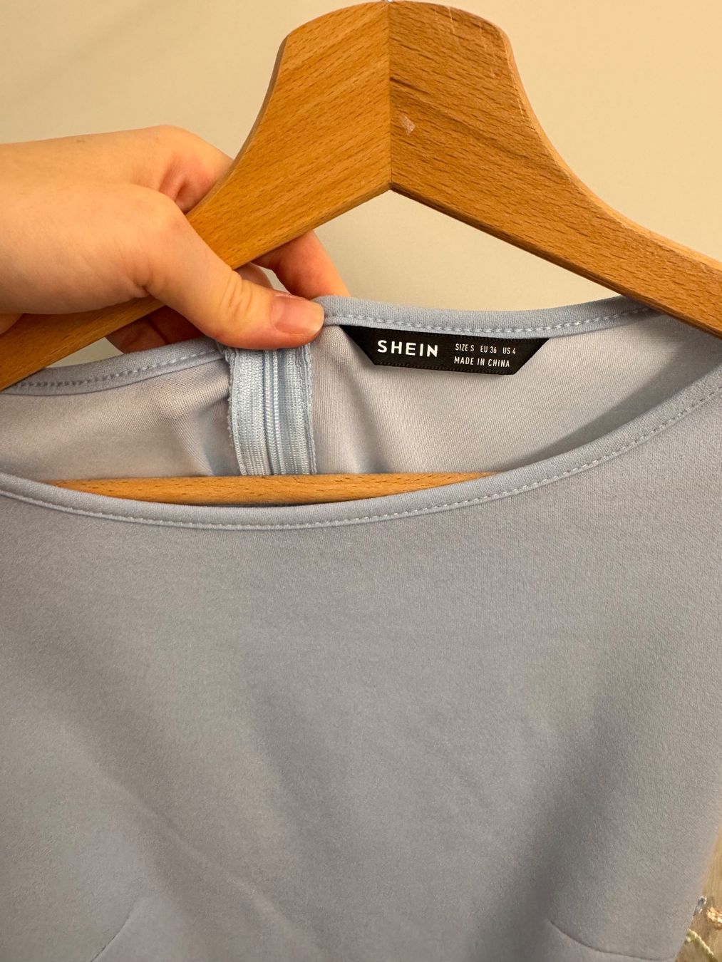 Shein Kleider: Kleid mit Blumenapplikationen und Puffy-Ärmeln – Gebraucht aus Dietikon von dia_bkv5 5