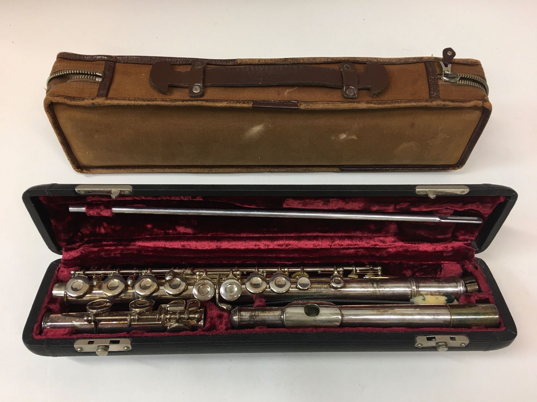 Musikinstrumente: Querflöte Silber mit Koffer guter Zustand – Gebraucht aus Olten von ELHANDEL
