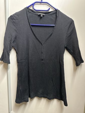 Schwarzes Ripp-Shirt mit V-Ausschnitt, Gr. M - für Herbst!