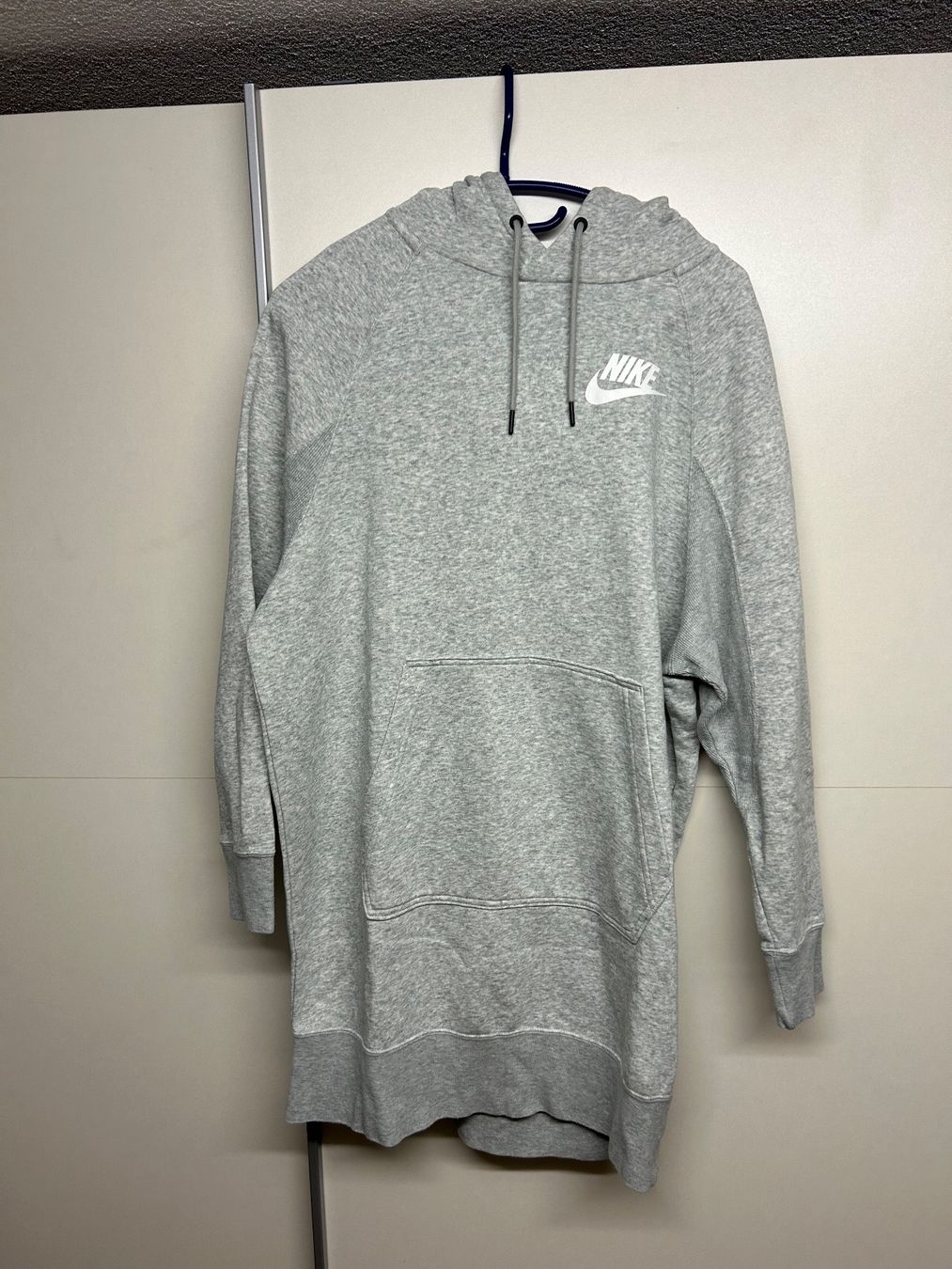 Nike Maglioni & Felpe: Nike  Damen Kapuze Pulli Gr.S top Zustand – Usato da Birsfelden venduto da Pearl10