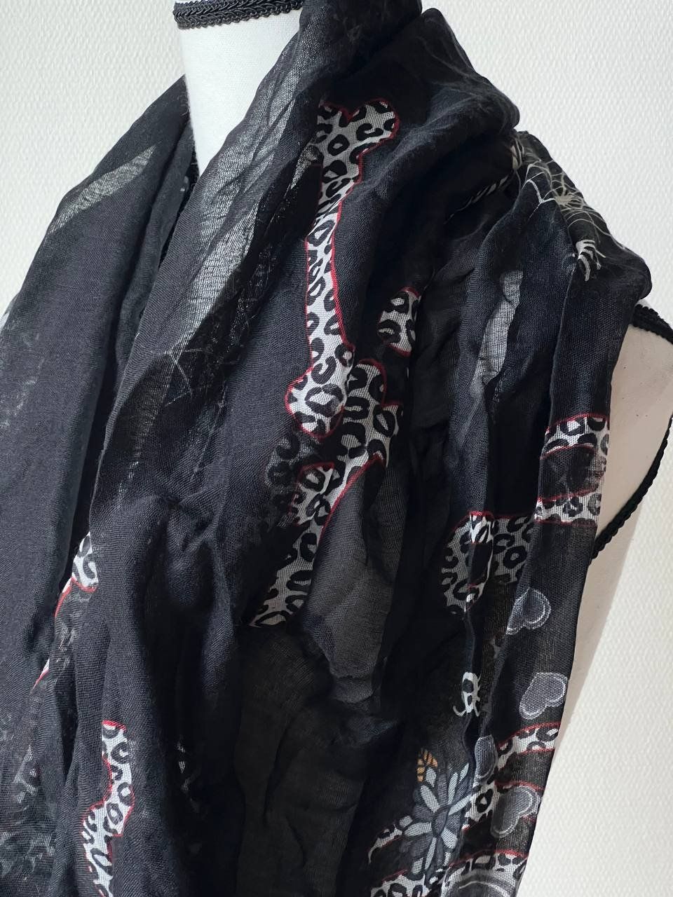 Foulard & Sciarpe: Neuer Schal – Nuovo e nell'imballaggio originale da Riehen venduto da ann_76jw 1