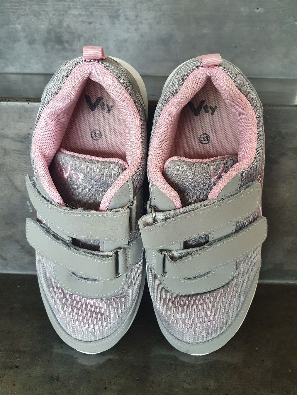 Schuhe für Mädchen: Turnschuhe / Hallenturnschuhe Gr. 33 – Gebraucht aus Villars-sur-Glâne von richardette 1